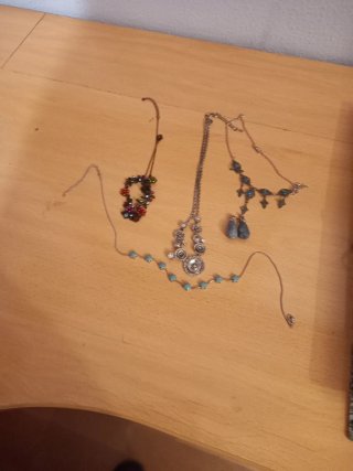 4 collares y 1 par de pendientes
