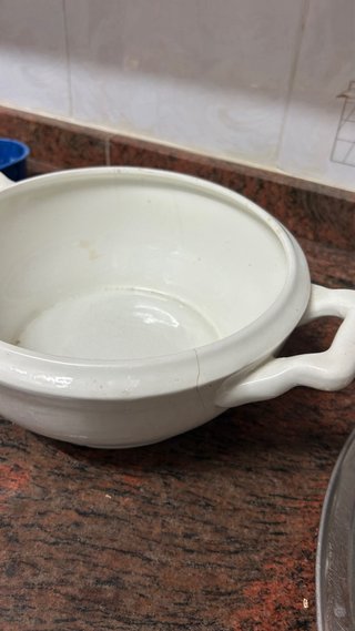 Sopera de cerámica blanca
