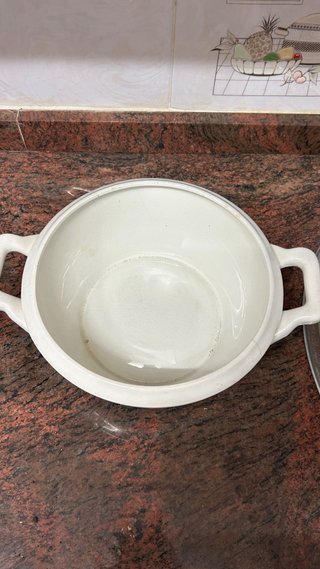 Sopera de cerámica blanca