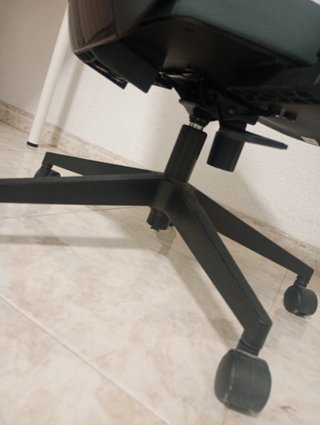 Silla de oficina ergonómica gris