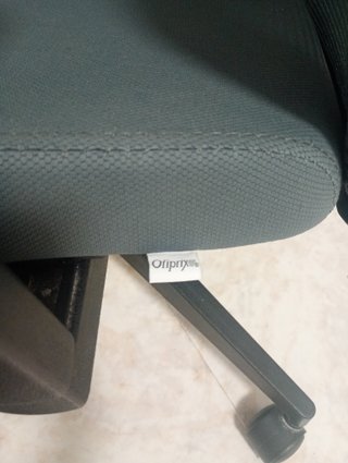 Silla de oficina ergonómica gris
