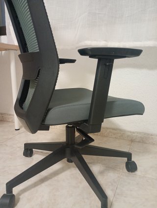 Silla de oficina ergonómica gris
