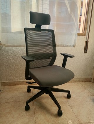 Silla de oficina ergonómica gris