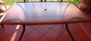 Mesa cristal jardín y 4 sillones,dos con cojin