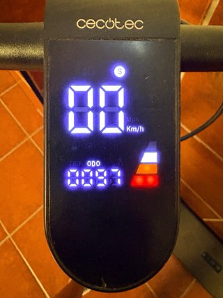Patinete eléctrico con bolsa y casco