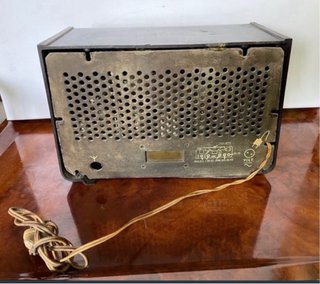 ANTIGUA RADIO PHILPS DE BAQUELITA Y VALVULAS