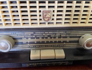 ANTIGUA RADIO PHILPS DE BAQUELITA Y VALVULAS