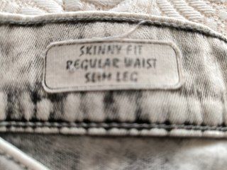 Pantalón vaquero desgastado gris y blanco
