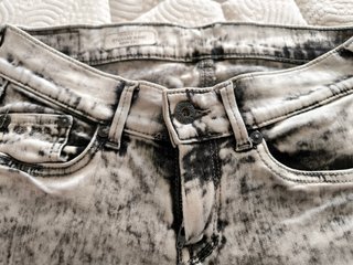 Pantalón vaquero desgastado gris y blanco