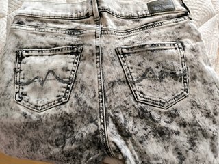 Pantalón vaquero desgastado gris y blanco