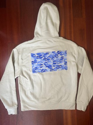 Sudadera Zara beige talla M con estampado azul