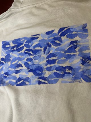 Sudadera Zara beige talla M con estampado azul