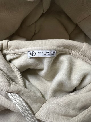 Sudadera Zara beige talla M con estampado azul
