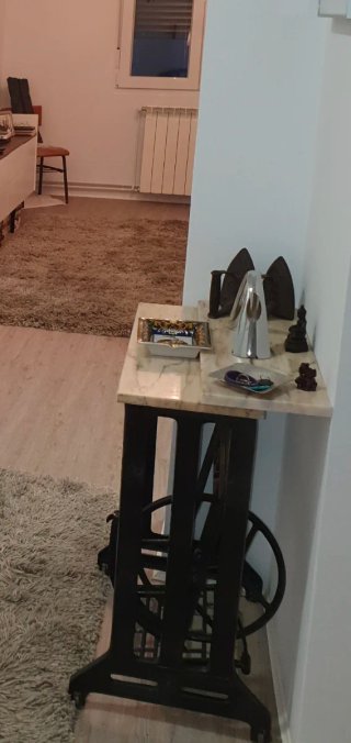 Mesa de máquina de coser antigua