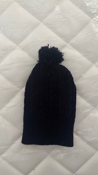 Gorro de lana azul marino con pompón
