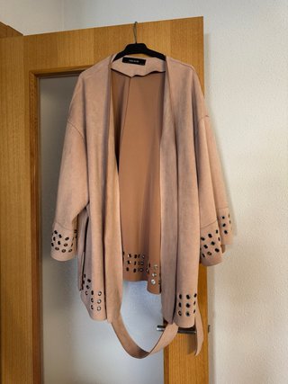 Chaqueta ante beige rosado con tachuelas de Zara
