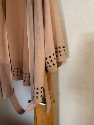Chaqueta ante beige rosado con tachuelas de Zara