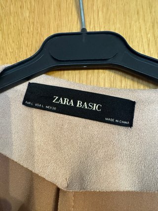 Chaqueta ante beige rosado con tachuelas de Zara