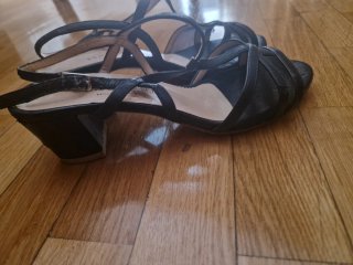 Sandalias negras de tiras
