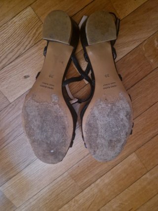 Sandalias negras de tiras