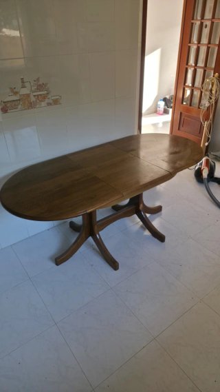 Mesa de comedor de madera antigua