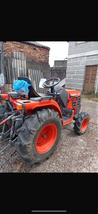 Tractor Kubota B1410 sin aperos  con itv al dia