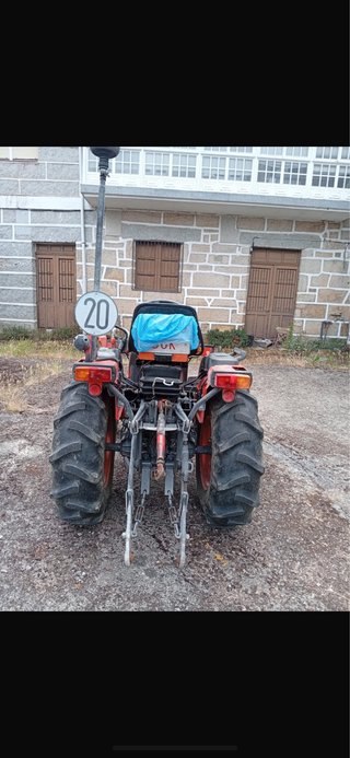 Tractor Kubota B1410 sin aperos  con itv al dia