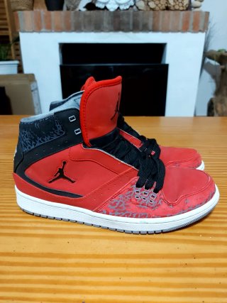 Zapatillas Jordan Talla 44 Rojas y Negras