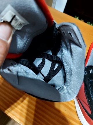 Zapatillas Jordan Talla 44 Rojas y Negras