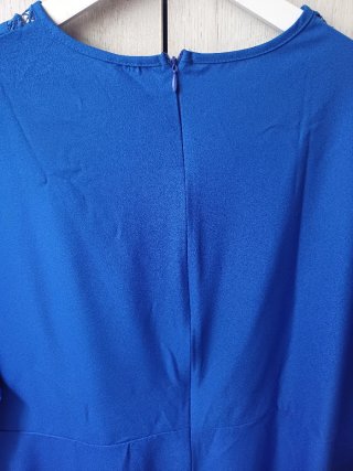 Vestido azul eléctrico con encaje