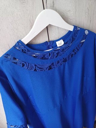 Vestido azul eléctrico con encaje
