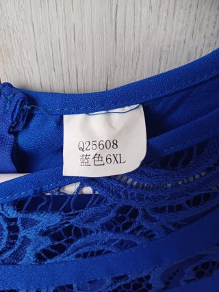 Vestido azul eléctrico con encaje