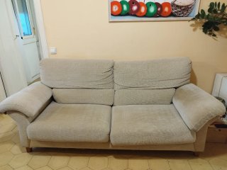 Sofá de tela beige