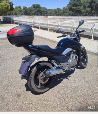 Suzuki 250 cc Naked Negra y Plata