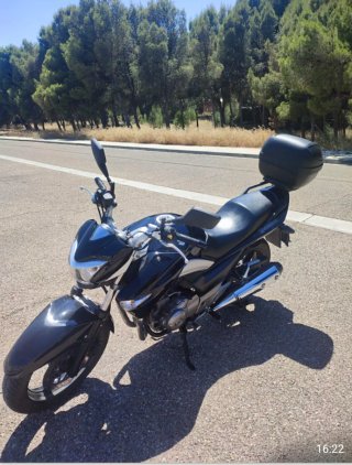 Suzuki 250 cc Naked Negra y Plata