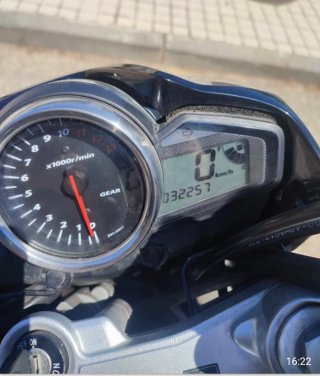 Suzuki 250 cc Naked Negra y Plata