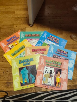 Lote de 8 libros infantiles en euskera e inglés