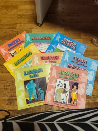 Lote de 8 libros infantiles en euskera e inglés