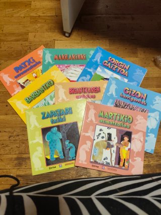 Lote de 8 libros infantiles en euskera e inglés
