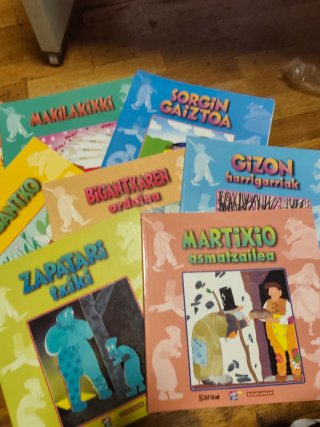 Lote de 8 libros infantiles en euskera e inglés