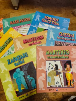 Lote de 8 libros infantiles en euskera e inglés