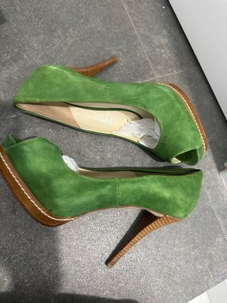 Zapatos de tacón verdes y marrones