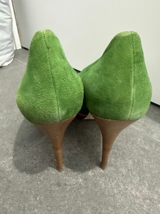 Zapatos de tacón verdes y marrones