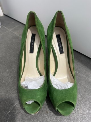 Zapatos de tacón verdes y marrones