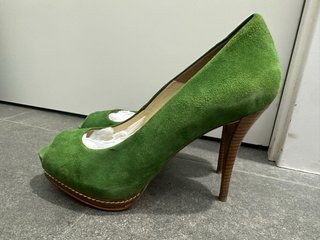 Zapatos de tacón verdes y marrones