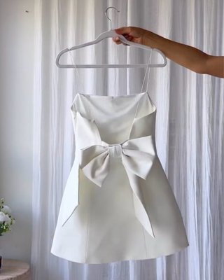 Vestido satinado con lazada