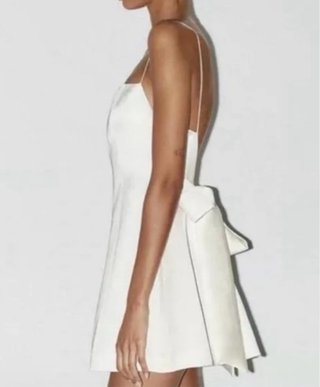Vestido satinado con lazada