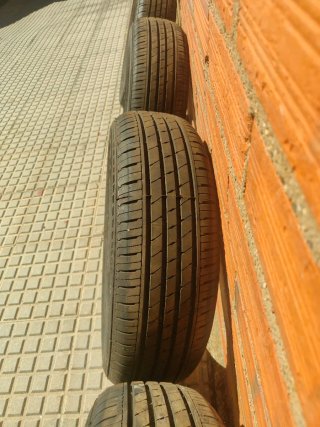 4 Gomas de Coche Sin Uso