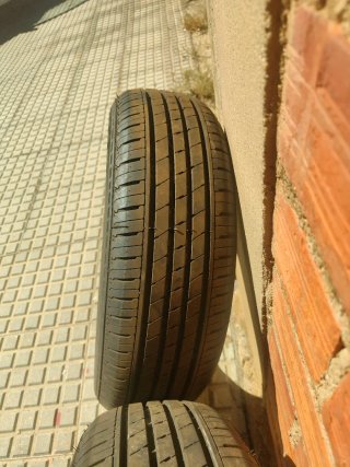 4 Gomas de Coche Sin Uso