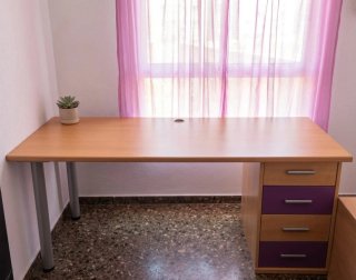 Escritorio madera con cajonera morada